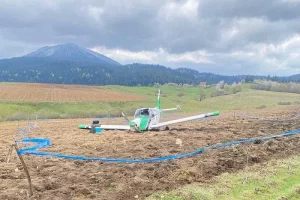 Na Vlašiću nasred oranice prinudno sletio avion iz Slovačke, dvije osobe povrijeđene